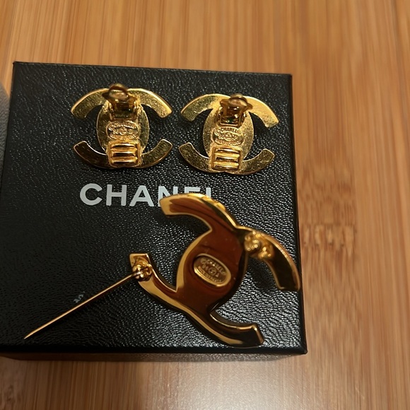 Chanel turn lock earrings and brooch - Picture 10 of 13